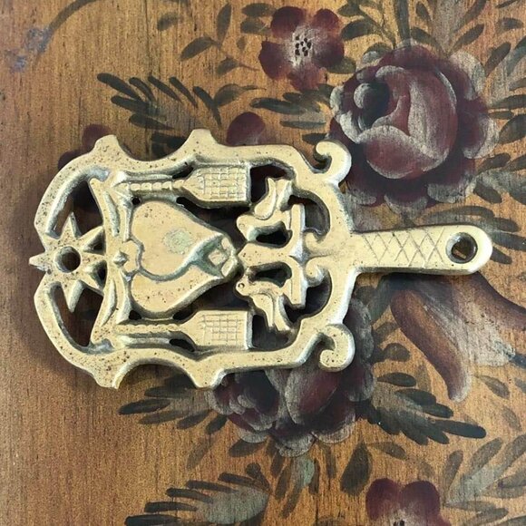 Vintage Wilton birds and hearts brass trivet - Picture 2 of 6